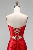 Vestido de baile vermelho de cetim com cauda sem alças e sereia sem alças, com fenda