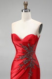 Vestido de baile vermelho de cetim com cauda sem alças e sereia sem alças, com fenda