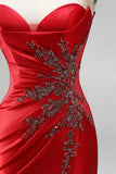 Vestido de baile vermelho de cetim com cauda sem alças e sereia sem alças, com fenda