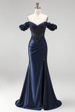 Espartilho azul-marinho com apliques de cetim com missangas e vestido de baile comprido com fenda