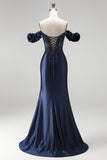 Espartilho azul-marinho com apliques de cetim com missangas e vestido de baile comprido com fenda