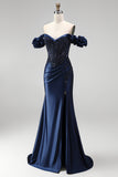 Espartilho azul-marinho com apliques de cetim com missangas e vestido de baile comprido com fenda