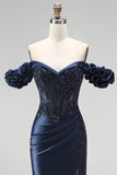Espartilho azul-marinho com apliques de cetim com missangas e vestido de baile comprido com fenda