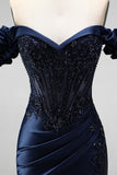 Espartilho azul-marinho com apliques de cetim com missangas e vestido de baile comprido com fenda