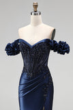 Espartilho azul-marinho com apliques de cetim com missangas e vestido de baile comprido com fenda