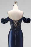 Espartilho azul-marinho com apliques de cetim com missangas e vestido de baile comprido com fenda