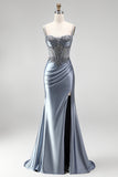 Vestido comprido de baile de finalista com espartilho azul poeirento, sobras de cetim e franzidas, com fenda lateral