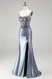 Vestido comprido de baile de finalista com espartilho azul poeirento, sobras de cetim e franzidas, com fenda lateral