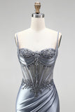 Vestido comprido de baile de finalista com espartilho azul poeirento, sobras de cetim e franzidas, com fenda lateral
