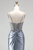 Vestido comprido de baile de finalista com espartilho azul poeirento, sobras de cetim e franzidas, com fenda lateral