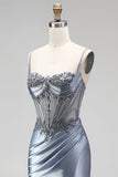 Vestido comprido de baile de finalista com espartilho azul poeirento, sobras de cetim e franzidas, com fenda lateral