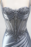 Vestido comprido de baile de finalista com espartilho azul poeirento, sobras de cetim e franzidas, com fenda lateral
