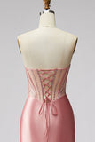 Vestido de baile corset de cetim e alças cor-de-rosa, com abertura e fenda
