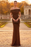 Vestido formal Maxi franzido com uma capa de café caindo no ombro