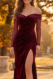 Vestido formal longo e franzido em veludo borgonha, com bainha no ombro e franzida