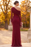 Vestido formal longo com contas franzidas de um ombro e fenda lateral