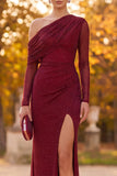 Vestido formal longo com contas franzidas de um ombro e fenda lateral