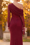Vestido formal longo com contas franzidas de um ombro e fenda lateral