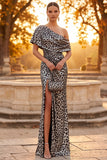 Vestido formal longo e franzido com bainha de leopardo prateado com um ombro e fenda