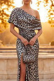 Vestido formal longo e franzido com bainha de leopardo prateado com um ombro e fenda