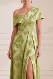 Vestido Maxi Mãe da Noiva verde assimétrico com estampado de um ombro e fenda lateral