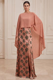 Vestido de mãe da noiva com gola barco laranja, decote de cetim estampado e capa,