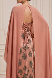 Vestido de mãe da noiva com gola barco laranja, decote de cetim estampado e capa,