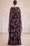 Vestido Maxi Mãe da Noiva com decote de bateau preto cor-de-rosa com decote de chiffon e capa