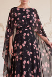 Vestido Maxi Mãe da Noiva com decote de bateau preto cor-de-rosa com decote de chiffon e capa