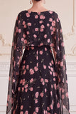 Vestido Maxi Mãe da Noiva com decote de bateau preto cor-de-rosa com decote de chiffon e capa