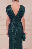 Vestido longo de mãe da noiva verde escuro com decote em V, bainha em V