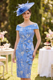 Vestido midi de mãe da noiva, azul franzido e folhos com folhos caídos, com laço de strass