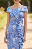 Vestido midi de mãe da noiva, azul franzido e folhos com folhos caídos, com laço de strass