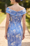 Vestido midi de mãe da noiva, azul franzido e folhos com folhos caídos, com laço de strass