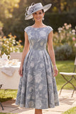 Vestido Mãe da Noiva, decote cinzento com decote bateau, linha franzida, flor estampada