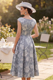 Vestido Mãe da Noiva, decote cinzento com decote bateau, linha franzida, flor estampada