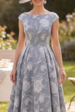 Vestido Mãe da Noiva, decote cinzento com decote bateau, linha franzida, flor estampada