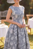 Vestido Mãe da Noiva, decote cinzento com decote bateau, linha franzida, flor estampada