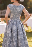 Vestido Mãe da Noiva, decote cinzento com decote bateau, linha franzida, flor estampada