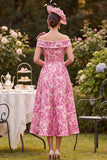Vestido rosa de Mãe da Noiva com padrão floral de ombros despenteados e laço