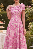 Vestido rosa de Mãe da Noiva com padrão floral de ombros despenteados e laço