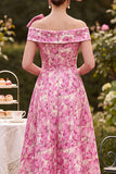 Vestido rosa de Mãe da Noiva com padrão floral de ombros despenteados e laço