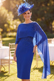 Vestido de mãe da noiva com gola azul real com decote de missangas e capa de chiffon