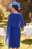 Vestido de mãe da noiva com gola azul real com decote de missangas e capa de chiffon