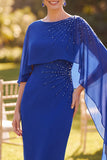 Vestido de mãe da noiva com gola azul real com decote de missangas e capa de chiffon