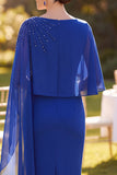 Vestido de mãe da noiva com gola azul real com decote de missangas e capa de chiffon