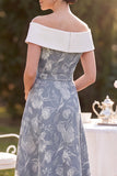 Branco cinzento, branco ao ombro, com estampado baixo em linha A, vestido midi Mãe da Noiva