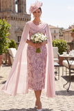 Vestido midi Mãe da Noiva com lantejoulas cor-de-rosa com gola de capuz e cape de chiffon