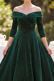 Vestido de mãe da noiva, verde escuro com ombros caídos, mangas 3/4, linha A com bordas