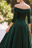 Vestido de mãe da noiva, verde escuro com ombros caídos, mangas 3/4, linha A com bordas